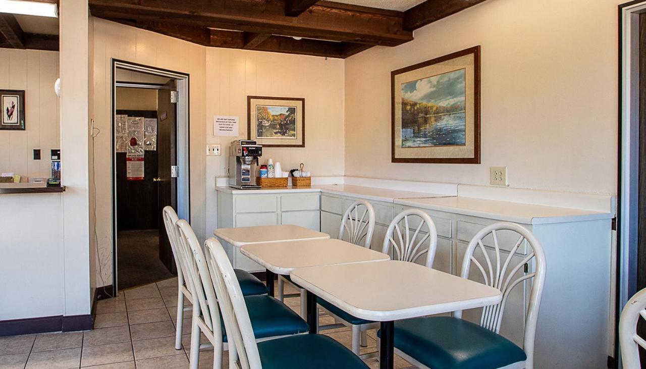 Country Squire Inn And Suites Coshocton エクステリア 写真